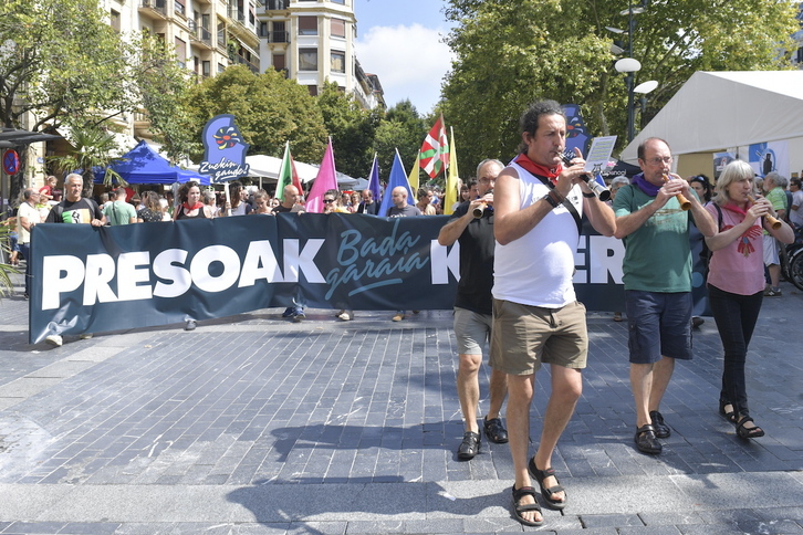 Movilización en Donostia de Kalera Kalera, iniciativa a la que señala la AVT.
