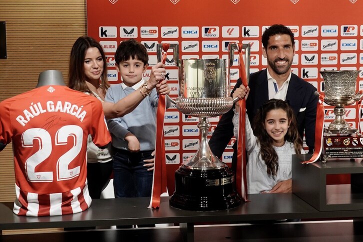 Raúl García, junto a su mujer e hijos.