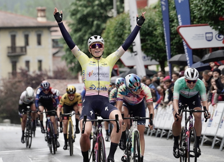 Demi Vollering, en una de las cinco victorias conseguidas en la Itzulia en Amurrio.