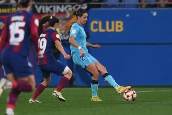Bibi controla el balón ante Bruna en la última visita del Athletic al Johan Cruyff.