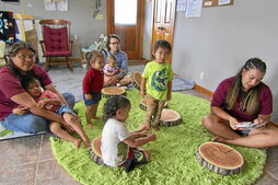 Beheko irudian, yuchi hizkuntza bultzatzeko sortutako eskolaren irudia. Gaur egun 20 ikasletik gora dauzka.