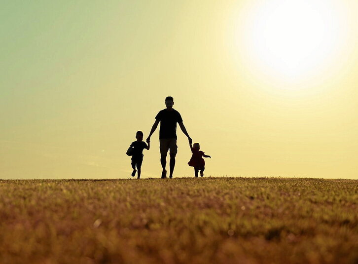 Eskuragarri dagoen figura bat dagoela jakiteak seguru, baliozkotuta eta zoriontsu sentiarazten gaitu.