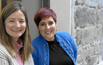 Mireia Serra edoskitzeen aholkularia da; Saioa Baleztena feminismo eta amatasunetan espezializatutako kazetaria. Bi ama eta aktibista hauek lau eskutara idatzi dute liburua.