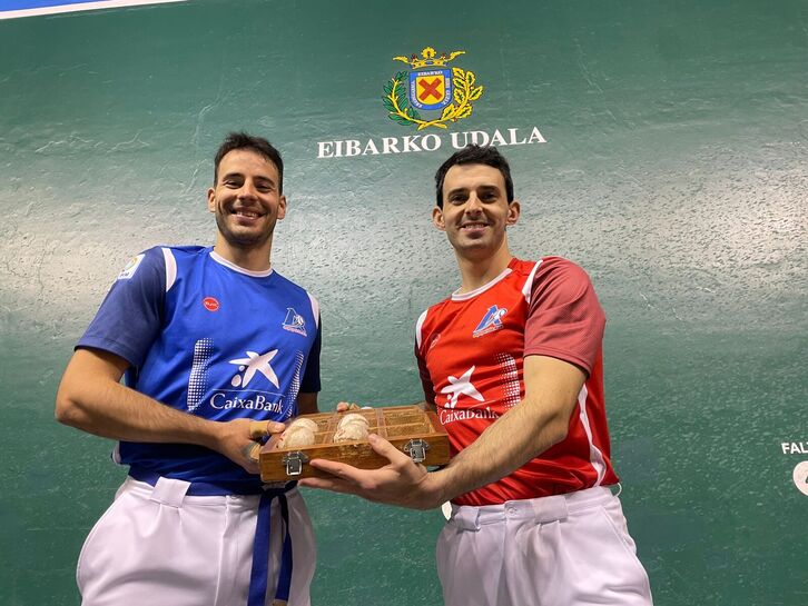 Dario eta Altuna, Astelenako material aukeraketan.