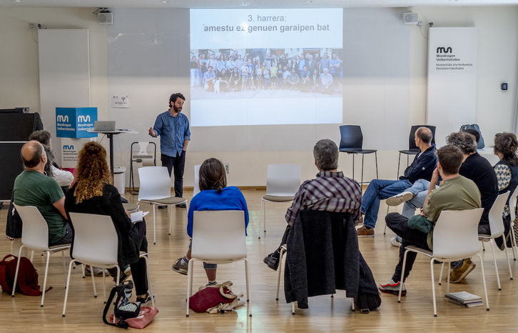 Eskoriatzako campusean antolatu zuten «Sasi guztien artetik» jardunaldian, Josu Martinez hitzaldia ematen.