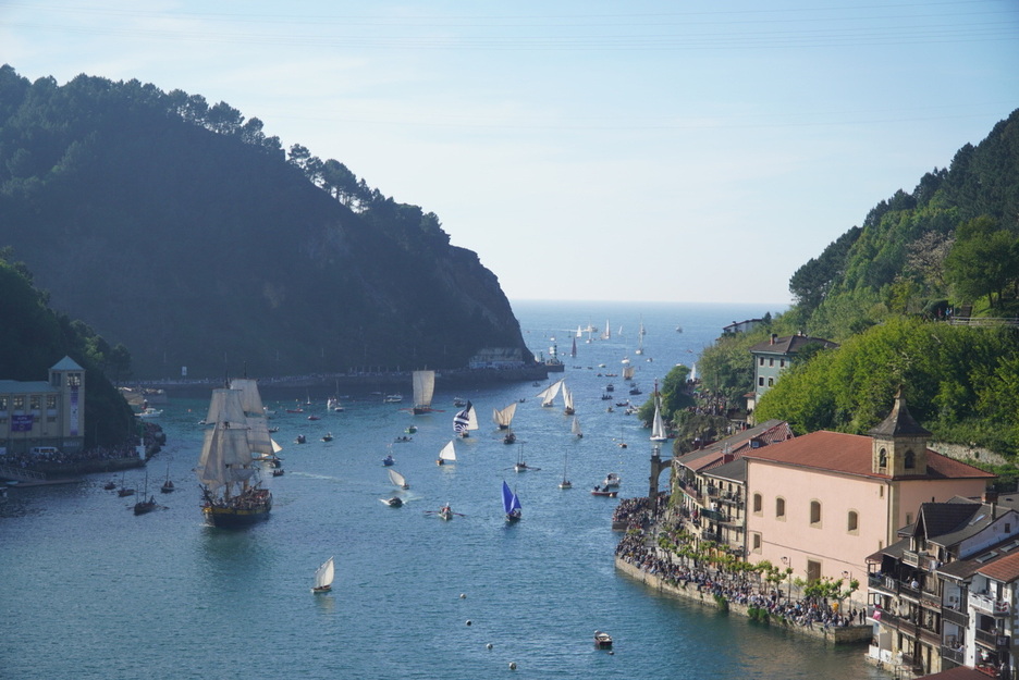 Badia itsasontziz bete da ostegun honetan.