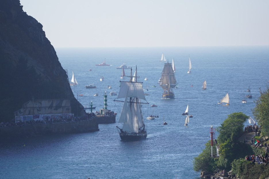 ‘La Recouvrance’, 44 metroko luzera duen goleta bat, belaontzi handiena, 'Iris' motako ontzien erreplika bat da.