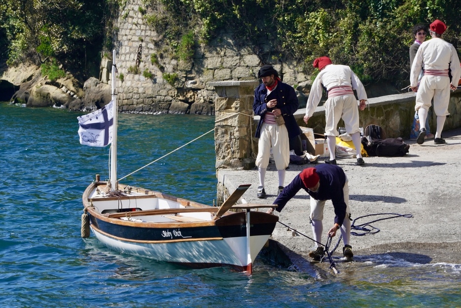 Itsasontzi txikiagoak ere ikusi dira.