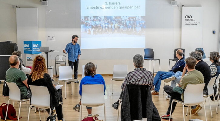 Eskoriatzako campusean antolatu zuten «Sasi guztien artetik» jardunaldian, Josu Martinez hitzaldia ematen.