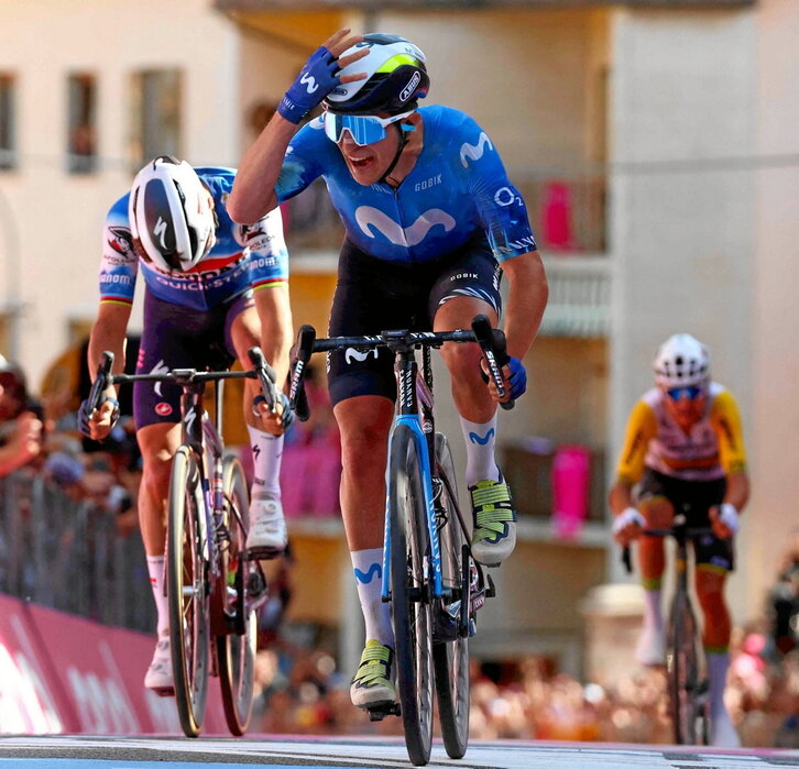 Pelayo Sánchez no se lo creía tras superar a Julian Alaphilippe y Luke Plapp.