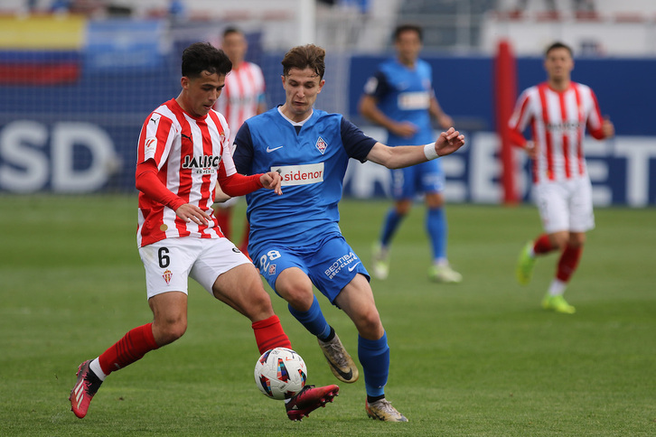 Félix Garreta pelea por un balón en un partido de Segunda.