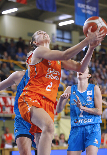 La donostiarra de Valencia Basket Maria Eraunzetamurgil busca la canasta a aro pasado.