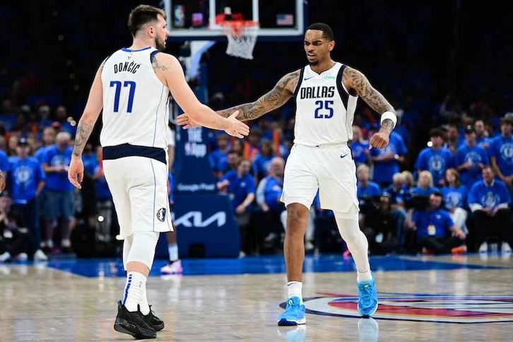 Luca Doncic y PJ Washington, autor de 58 de los 119 puntos de la victoria de Dallas en Oklahoma.