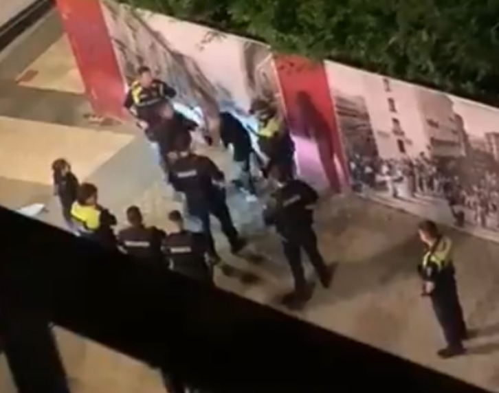 Captura del vídeo del momento en que el ertzaintza le propina el golpe.