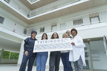 Txirikordako kideak, etxebizitzak ateak ireki berritan.