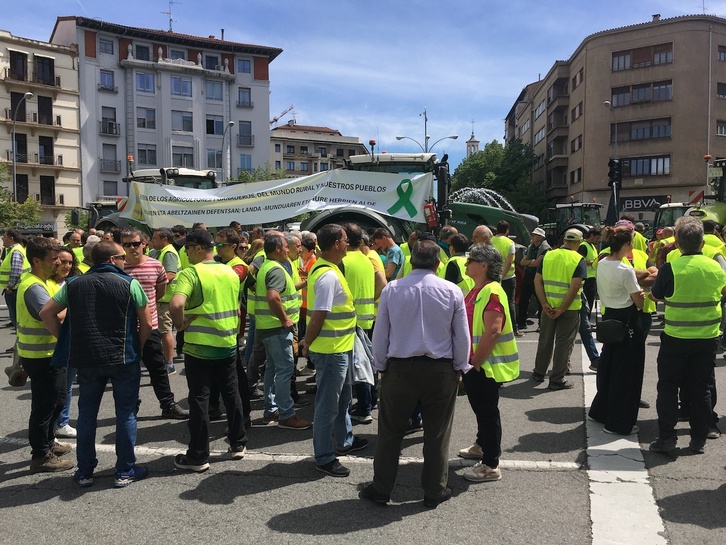 Los agricultores han vuelto a concentrarse con sus tractores en el centro de Iruñea.