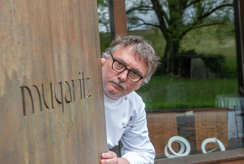 Andoni Luis Aduriz, en la entrada al ‘territorio Mugaritz’. 