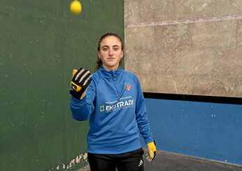 Miren Larrarte, One Wall-ean jokatzeko eskularruak jantzita.