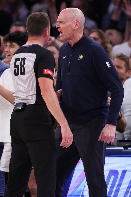 El técnico de Indiana Rick Carlisle protesta airado a los árbitros.
