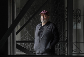 Álex Montoya posa en la Alhóndiga bilbaina.