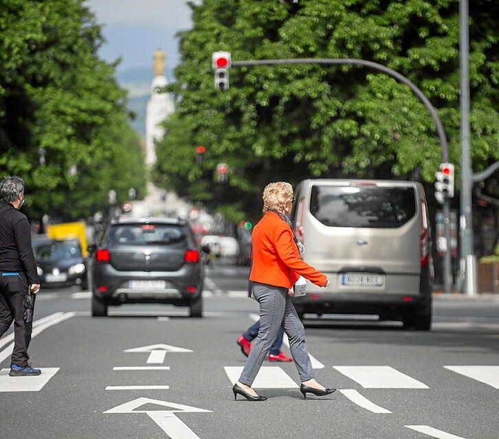 Vehículos circulando por Gran Vía.