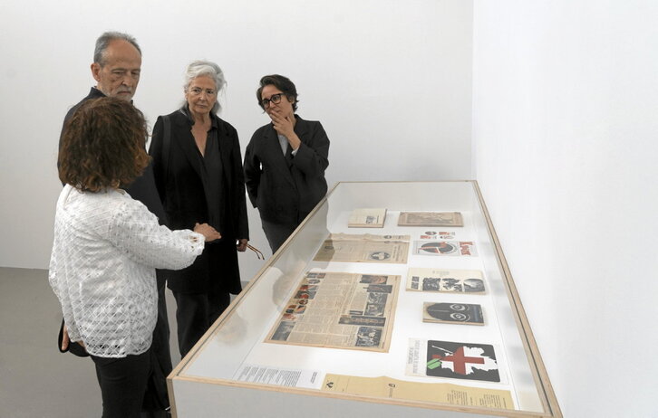 Elena Roseras eta Beatriz Herraez, Basterretxea Irurzun familiarekin, erakusketa bisitatzen.