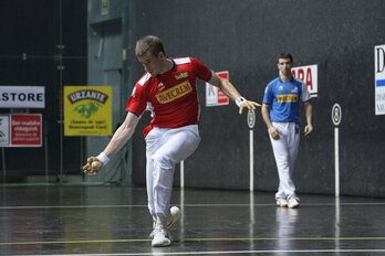 Jon Mariezkurrena, pilota astintzeko prest.