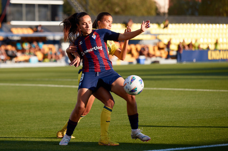 Espe Pizarro protege el balón ante Giménez.