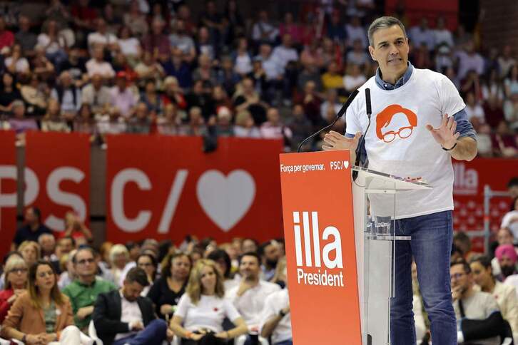Sánchez se ha enfundado una camiseta con la imagen de Illa para apoyarlo en en el cierre de campaña.
