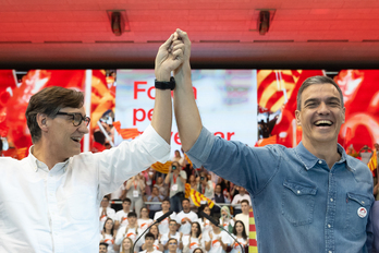 El candidato del PSC, Salvador Illa, y el presidente del Gobierno español, Pedro Sánchez, en el cierre de campaña.