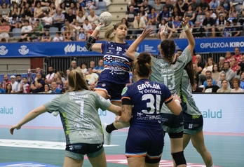 Elke Karsten, que terminó el partido lesionada, prepara un lanzamiento.