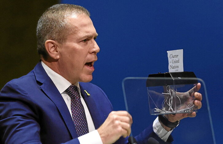 El embajador israelí en la ONU, Gilad Erdan, destruye la Carta de Naciones Unidas en una pequeña trituradora.