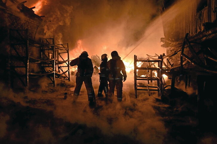 Bomberos tratan de extinguir un fuego provocado por el ataque de un dron en Jarkov.