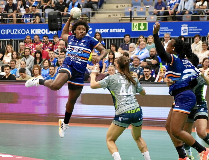 Mariane Fernandes fue junto a Boada la mejor goleadora del partido (6 goles).