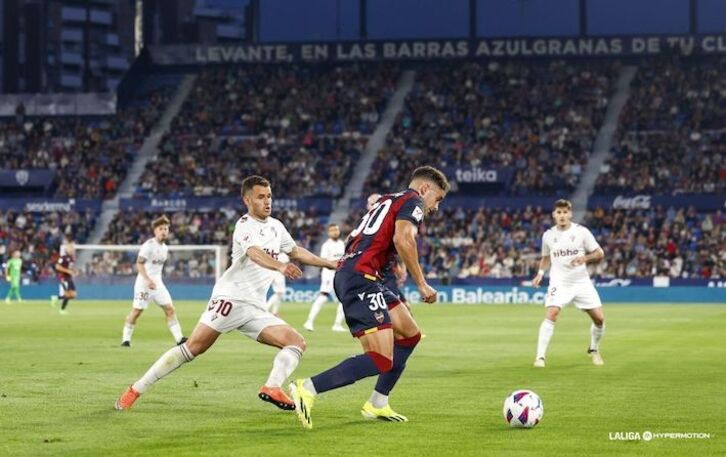 Aketxe intenta obstaculizar el despeje de Andrés García.