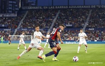 Aketxe intenta obstaculizar el despeje de Andrés García.