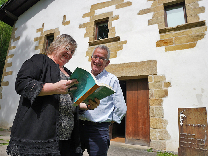 Miriam Urkia Euskaltzaindiaren Gipuzkoako ordezkaria eta Jokin Azkue HABEko zuzendaria, irudian.