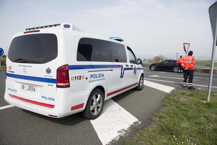 Ertzaintza trafiko lanetan, artxiboko irudian.