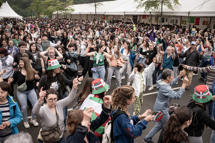 Gazteak, dantzan, Xiberoa eremuan, gaur eguerdian Senperen.