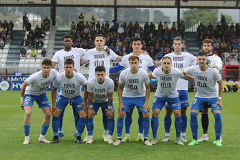 Los jugadores del Amorebieta con una camiseta en apoyo a su compañero Félix Garreta.