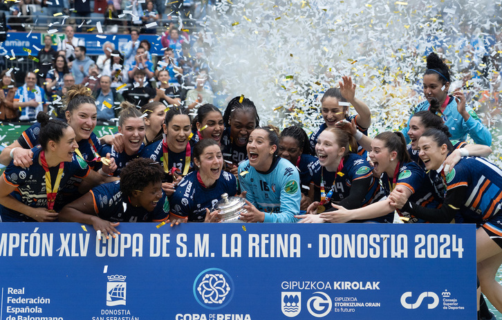 Bera Berako jokalariak Kopako garaikurrarekin, garaipena ospatzen.