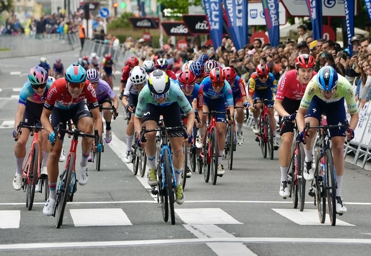 Txirrindulariak, Donostiako helmugara iristeko esprintean.