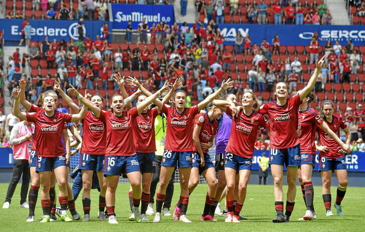 Las rojillas celebran la victoria con la afición que acudió al Sadar.