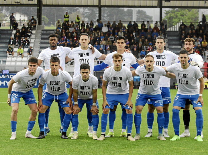 Los jugadores del Amorebieta con una camiseta en apoyo a su compañero.