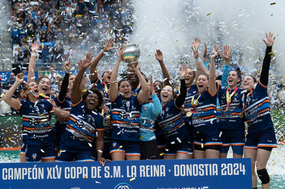 Bera Berako jokalariak, pozez zoratzen, Kopa eskuartean dutela. Bera Berako jokalariak, pozez zoratzen, Kopa eskuartean dutela.