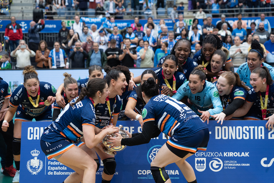 Alba Menendez, Esther Arrojeria eta Maitane Etxeberria, taldeko ikurrak, Kopa altxatzen. Alba Menendez, Esther Arrojeria eta Maitane Etxeberria, taldeko ikurrak, Kopa altxatzen.