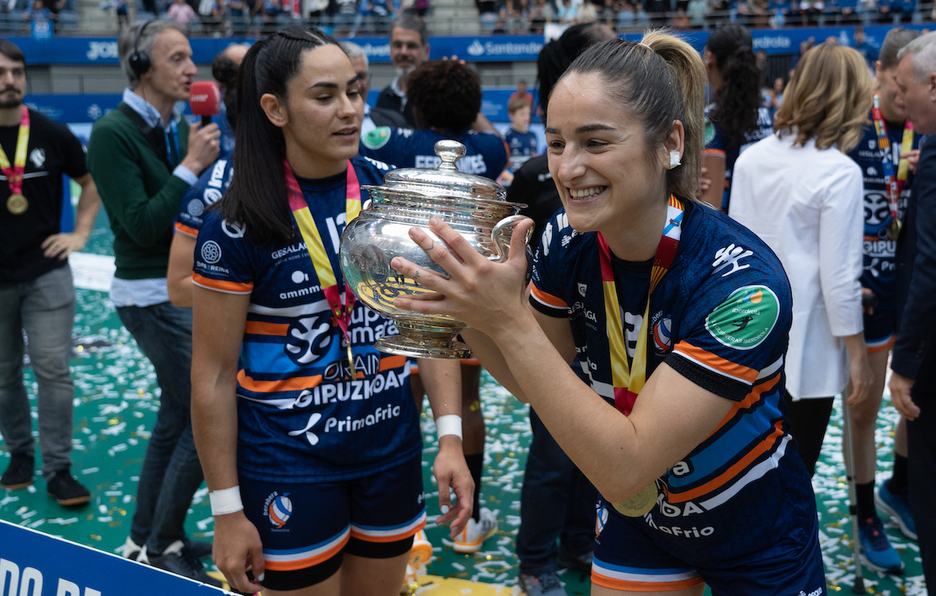 June Loidi, Kopari begira, garaipena barneratu nahian. June Loidi, Kopari begira, garaipena barneratu nahian.