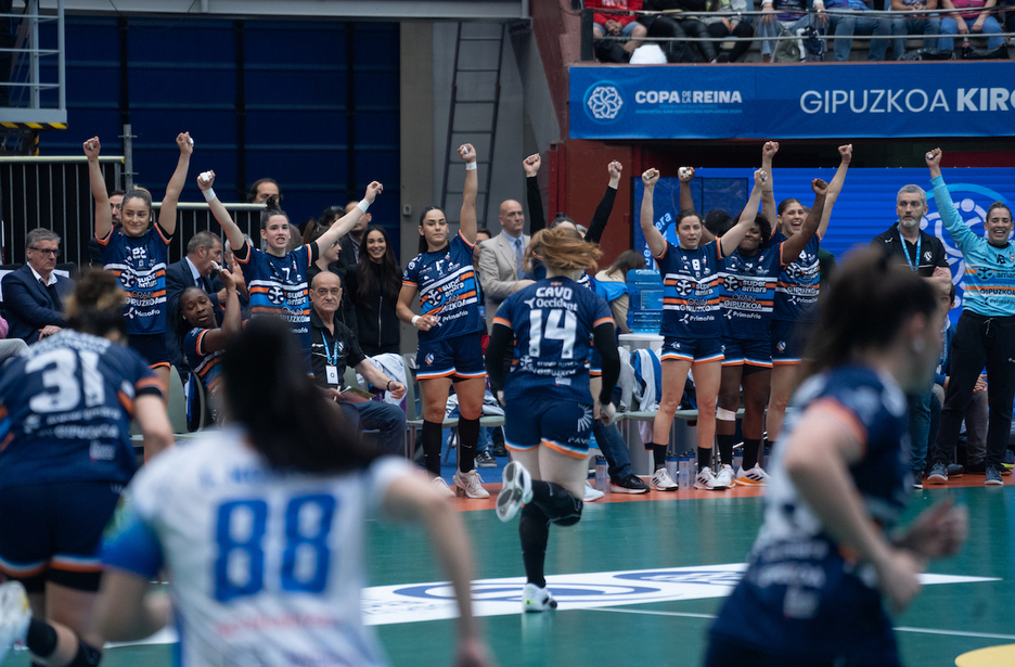 Bera Berako aulkia, gol bat ospatzen. Bera Berako aulkia, gol bat ospatzen.