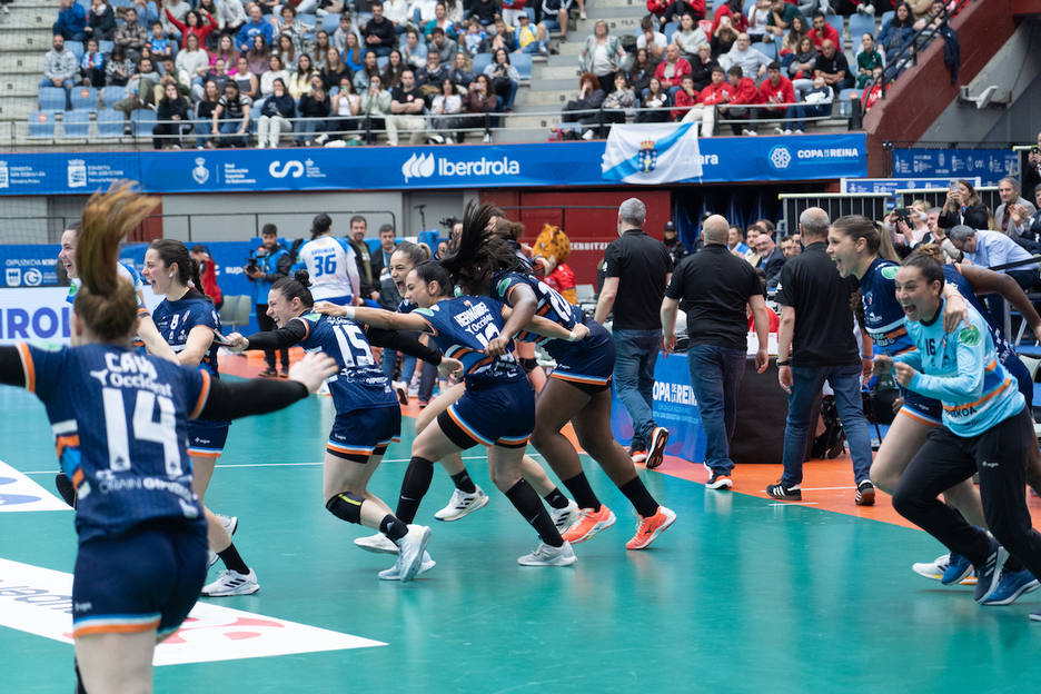 Jokalarien poza, epaileak amaiera adierazi duenean. Jokalarien poza, epaileak amaiera adierazi duenean.