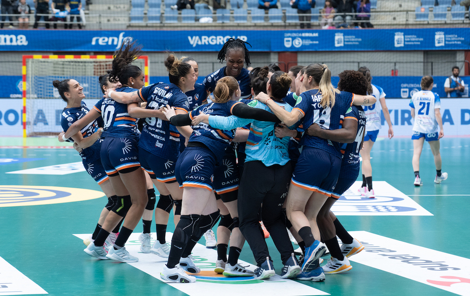 Jokalariak, elkar helduta, borobilean, garaipena ospatzen. Jokalariak, elkar helduta, borobilean, garaipena ospatzen.